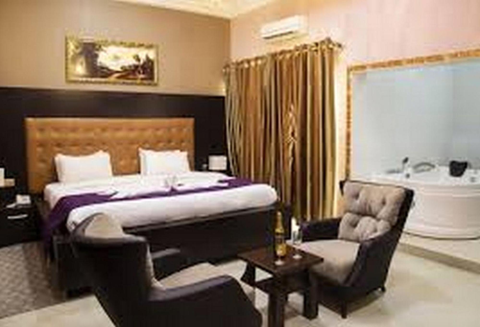 Room In Lodge - Hampton Towers Spa Asaba Exteriér fotografie