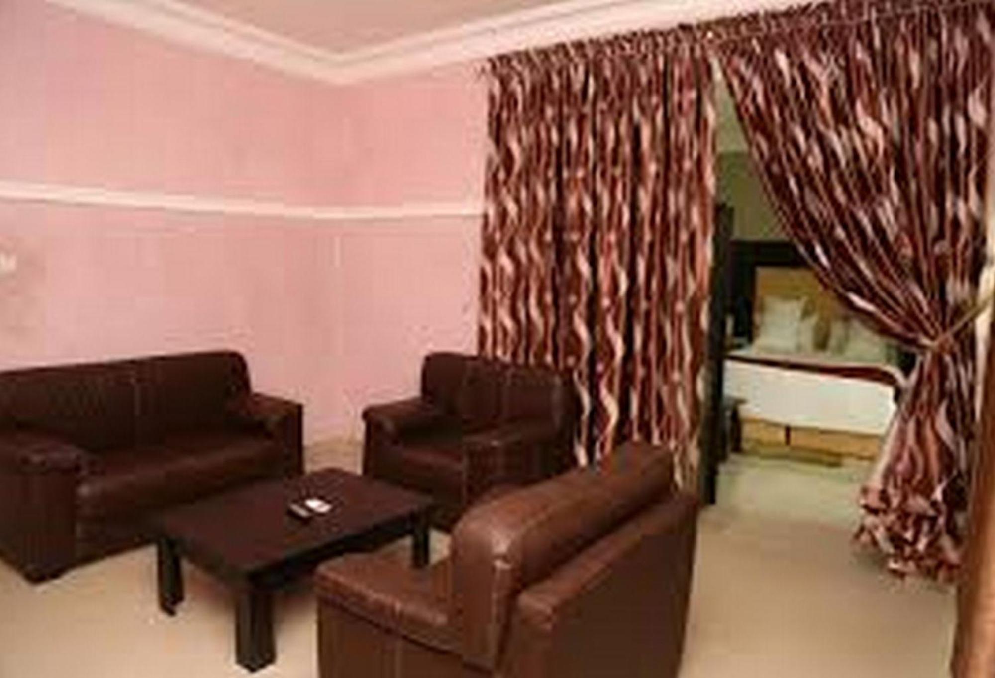 Room In Lodge - Hampton Towers Spa Asaba Exteriér fotografie