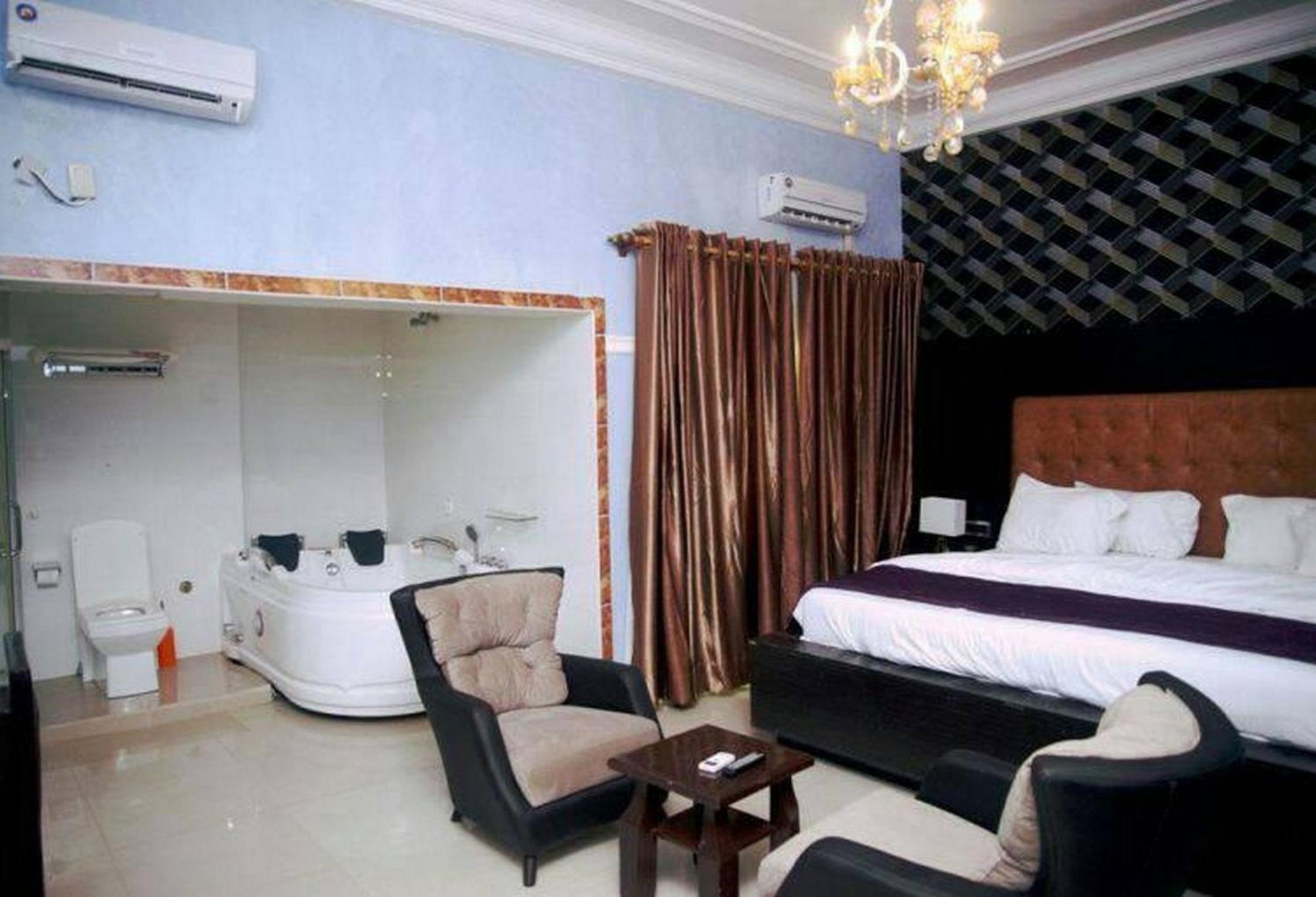 Room In Lodge - Hampton Towers Spa Asaba Exteriér fotografie