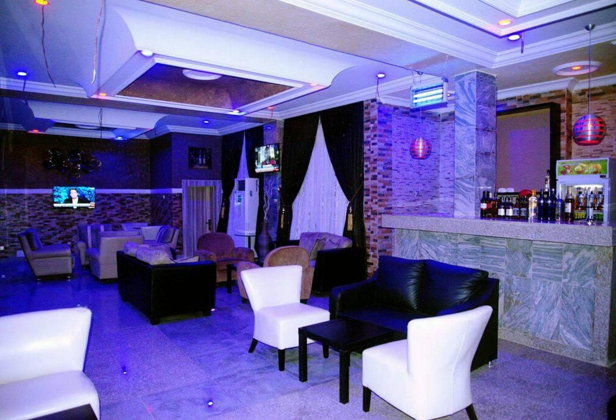 Room In Lodge - Hampton Towers Spa Asaba Exteriér fotografie