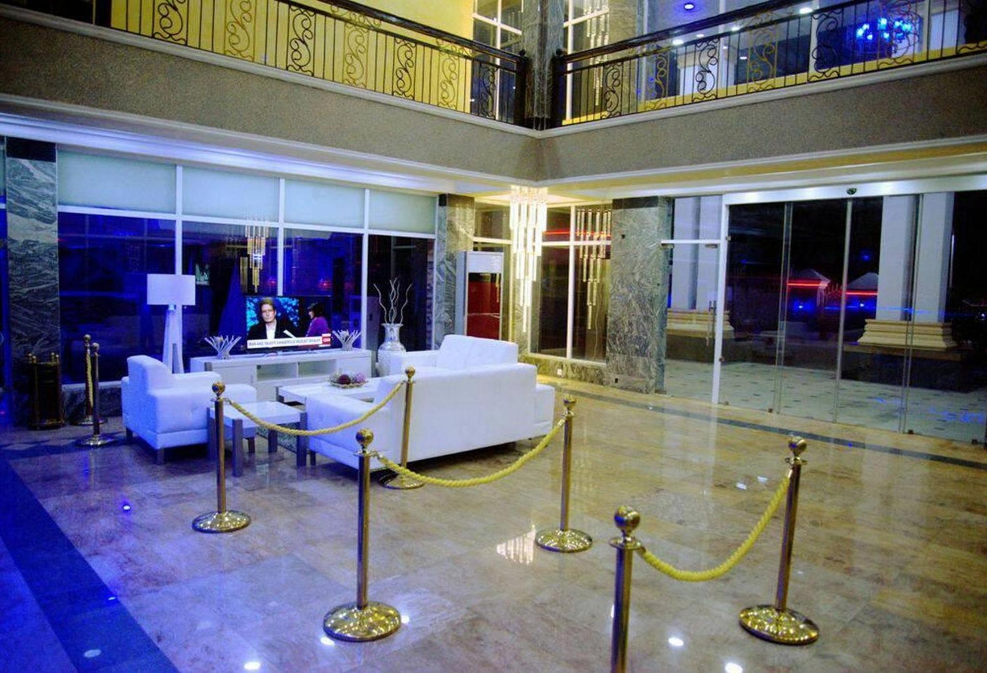 Room In Lodge - Hampton Towers Spa Asaba Exteriér fotografie